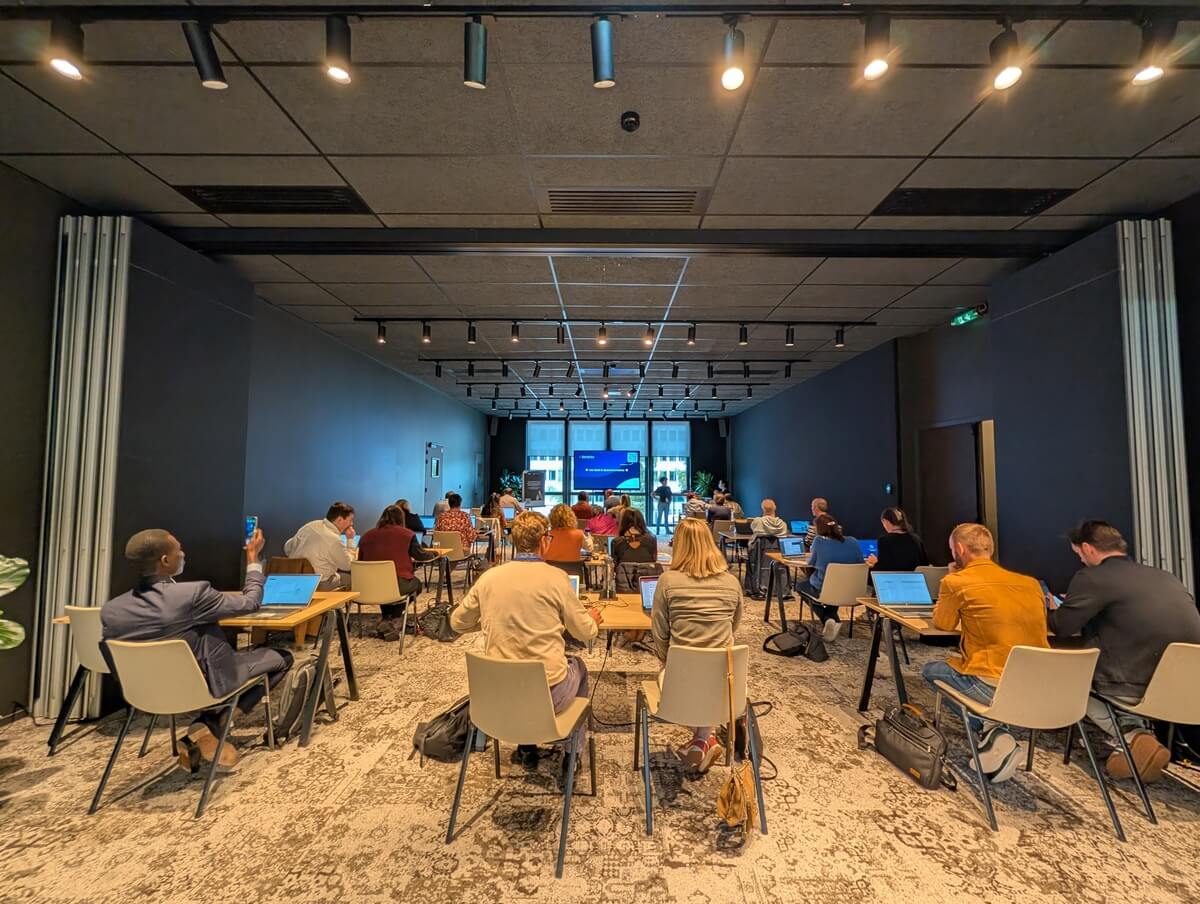 Une photo du Meetup Dendreo, montrant des personnes assises dans une salle assistant à une présentation.