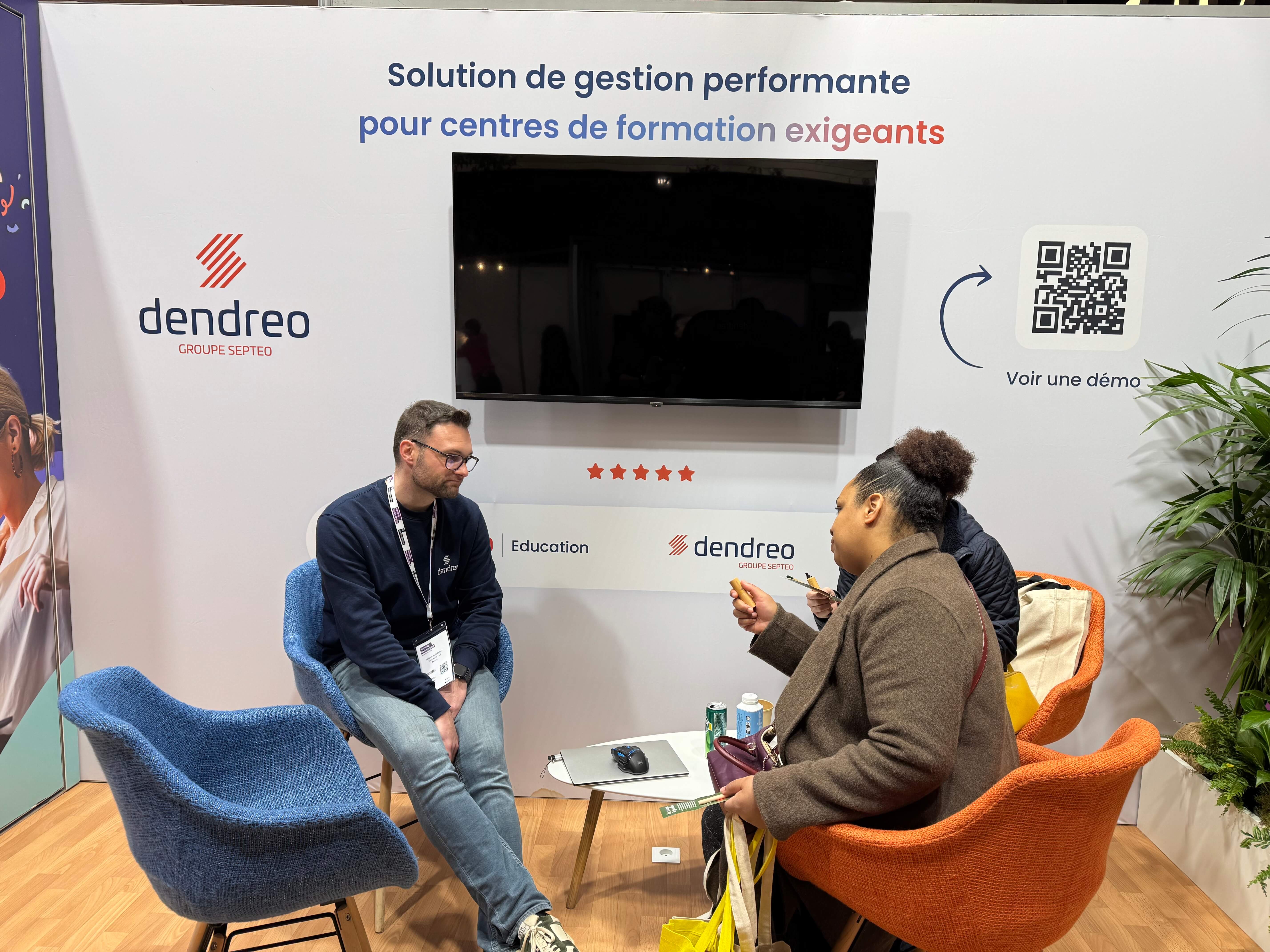 Des prospects et un Customer Success Manager sur le stand Dendreo.