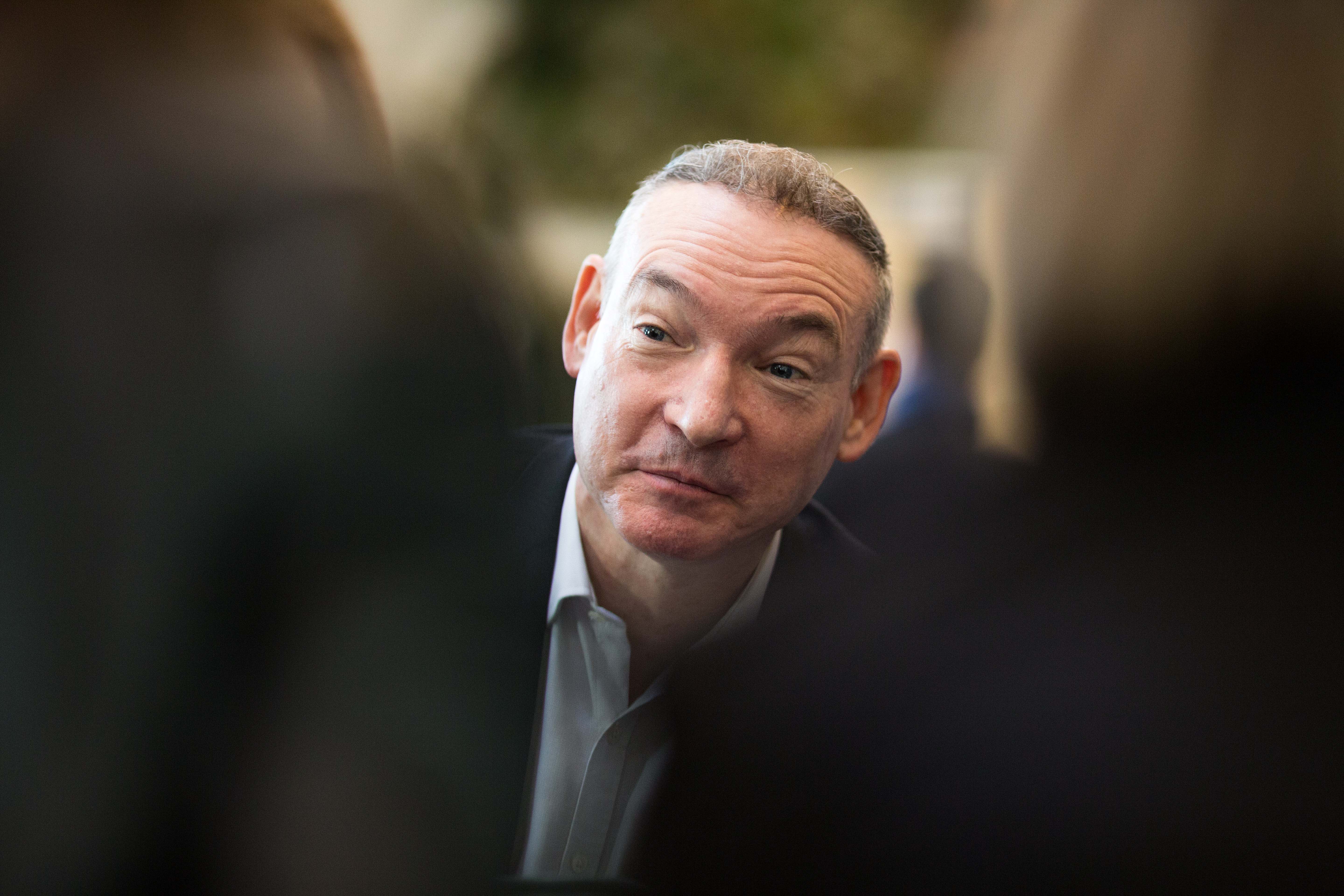 Homme discutant lors de l'évènement des responsables NPS BNP Paribas