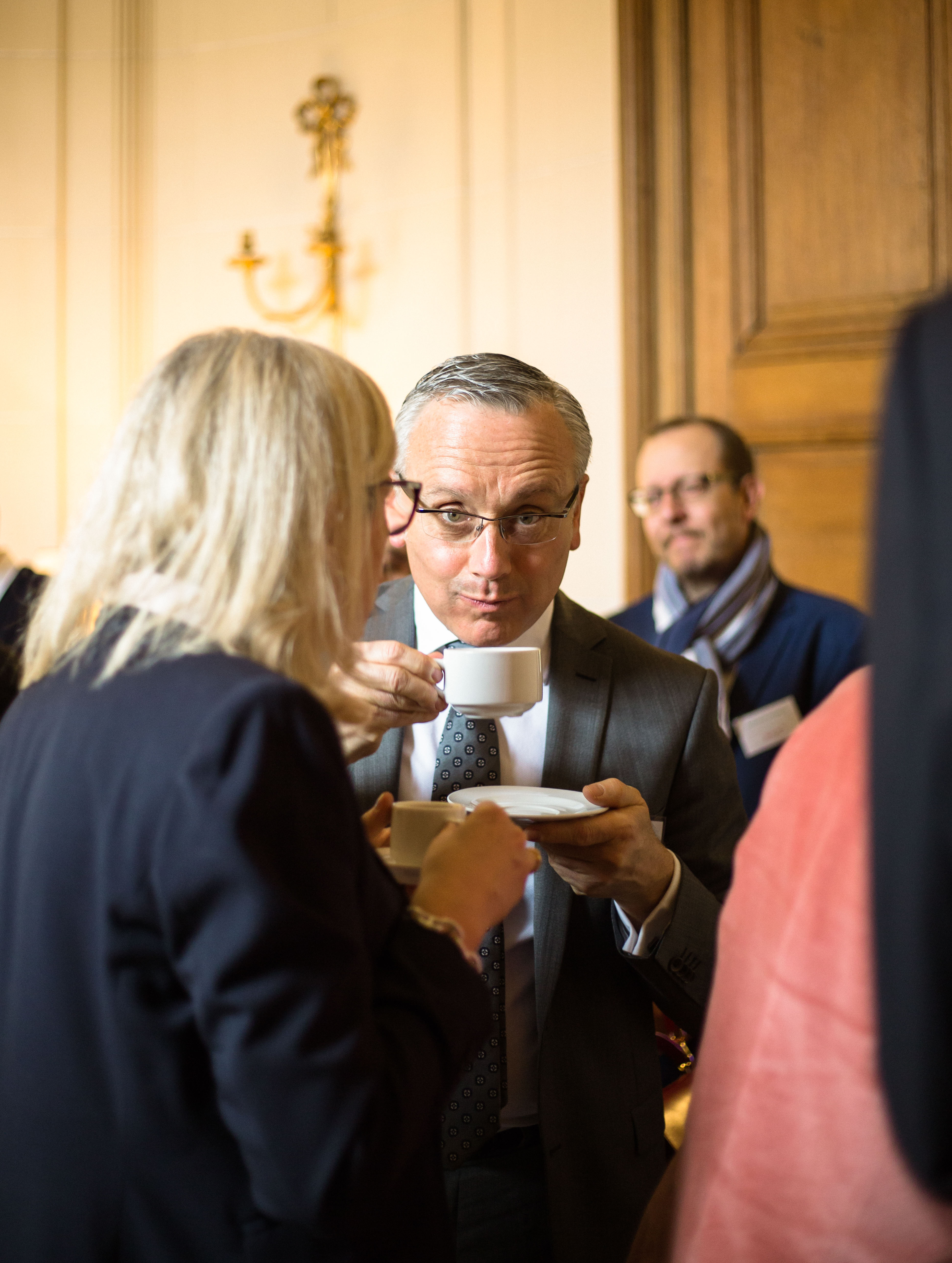 Responsable NPS buvant son café lors du petit-déjeuner BNP Paribas BDDF