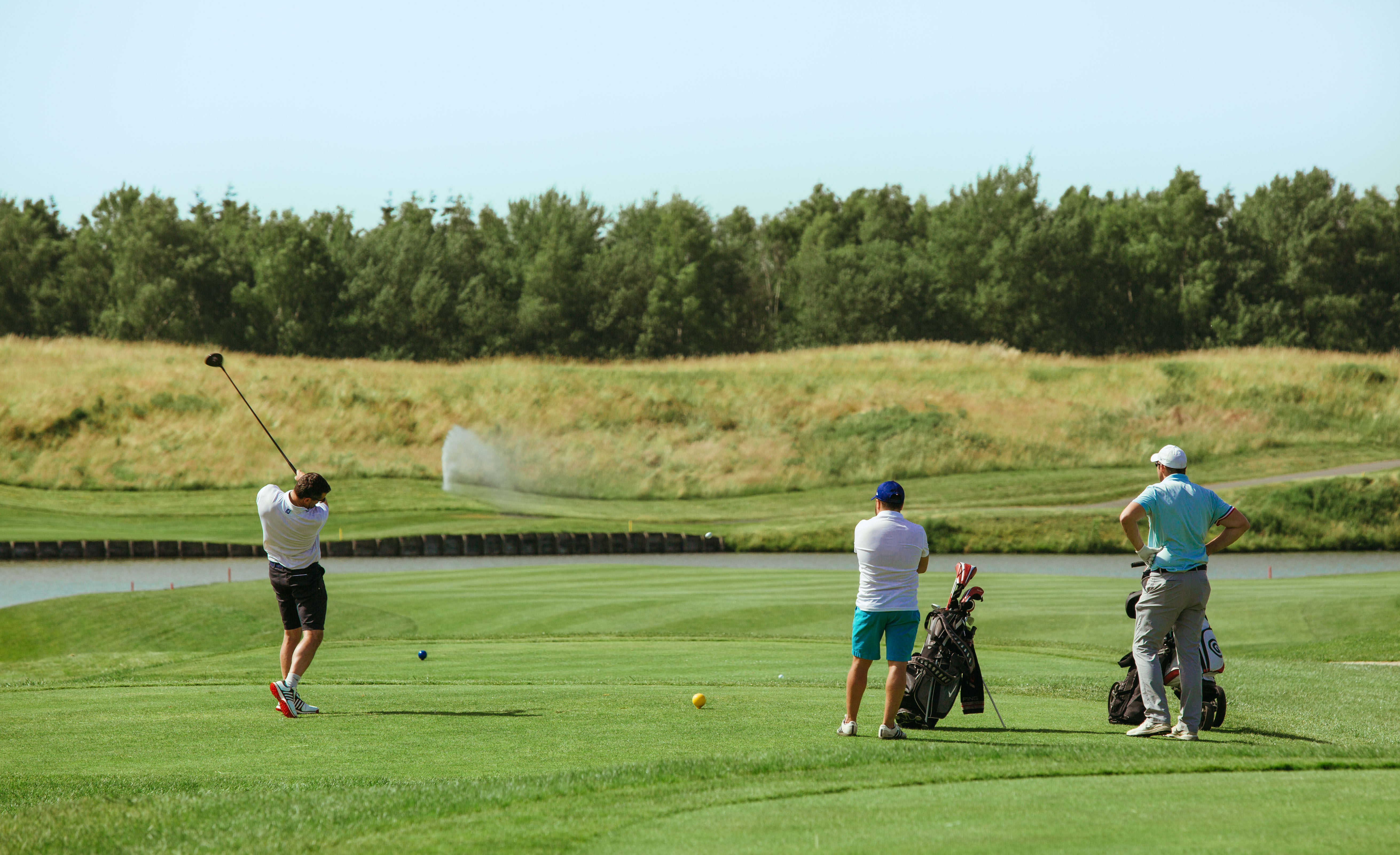Golfeur tirant du green sur le parcours du Golf National