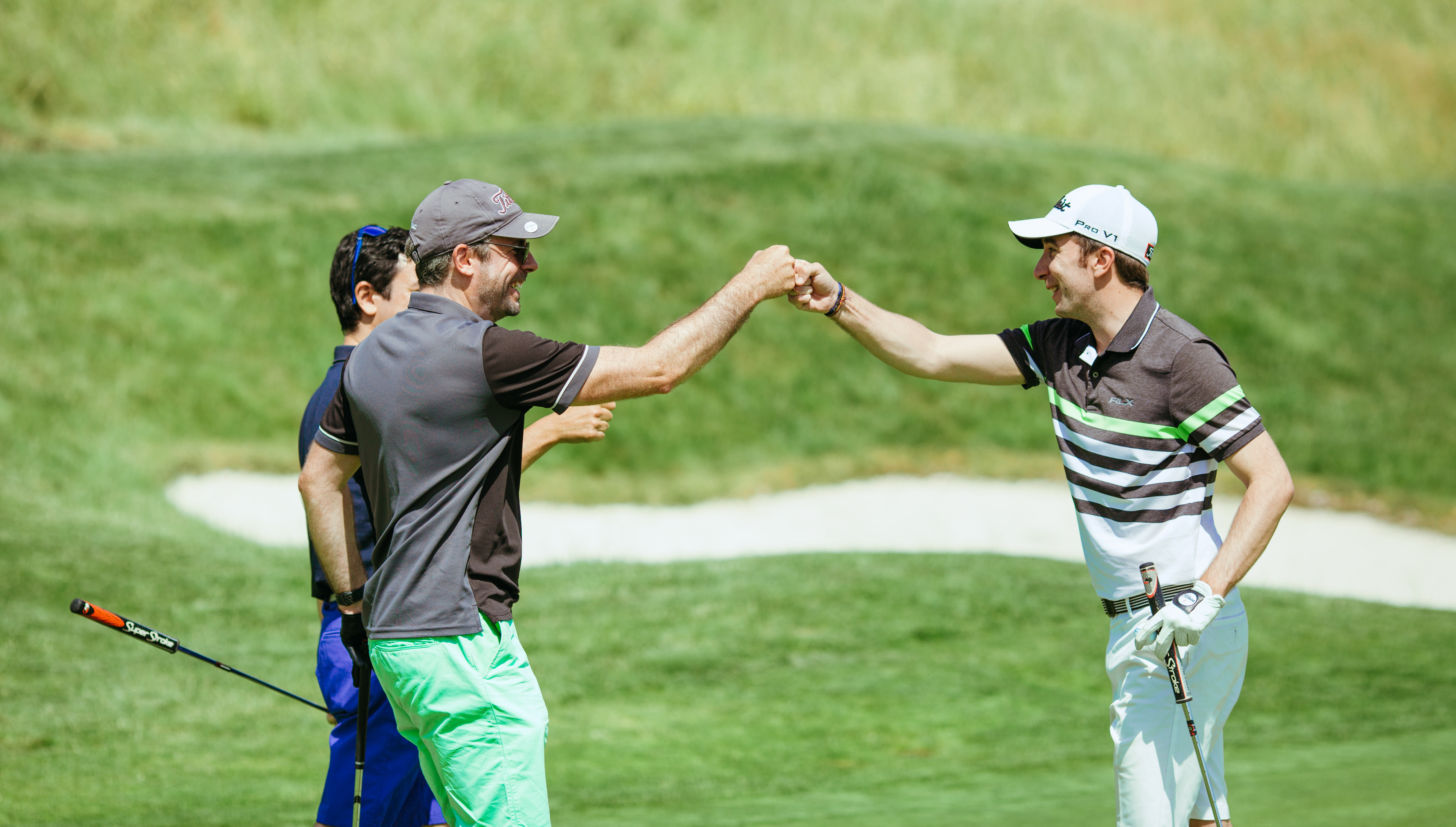 Golfeurs se félicitant d'avoir terminé le parcours du golf national