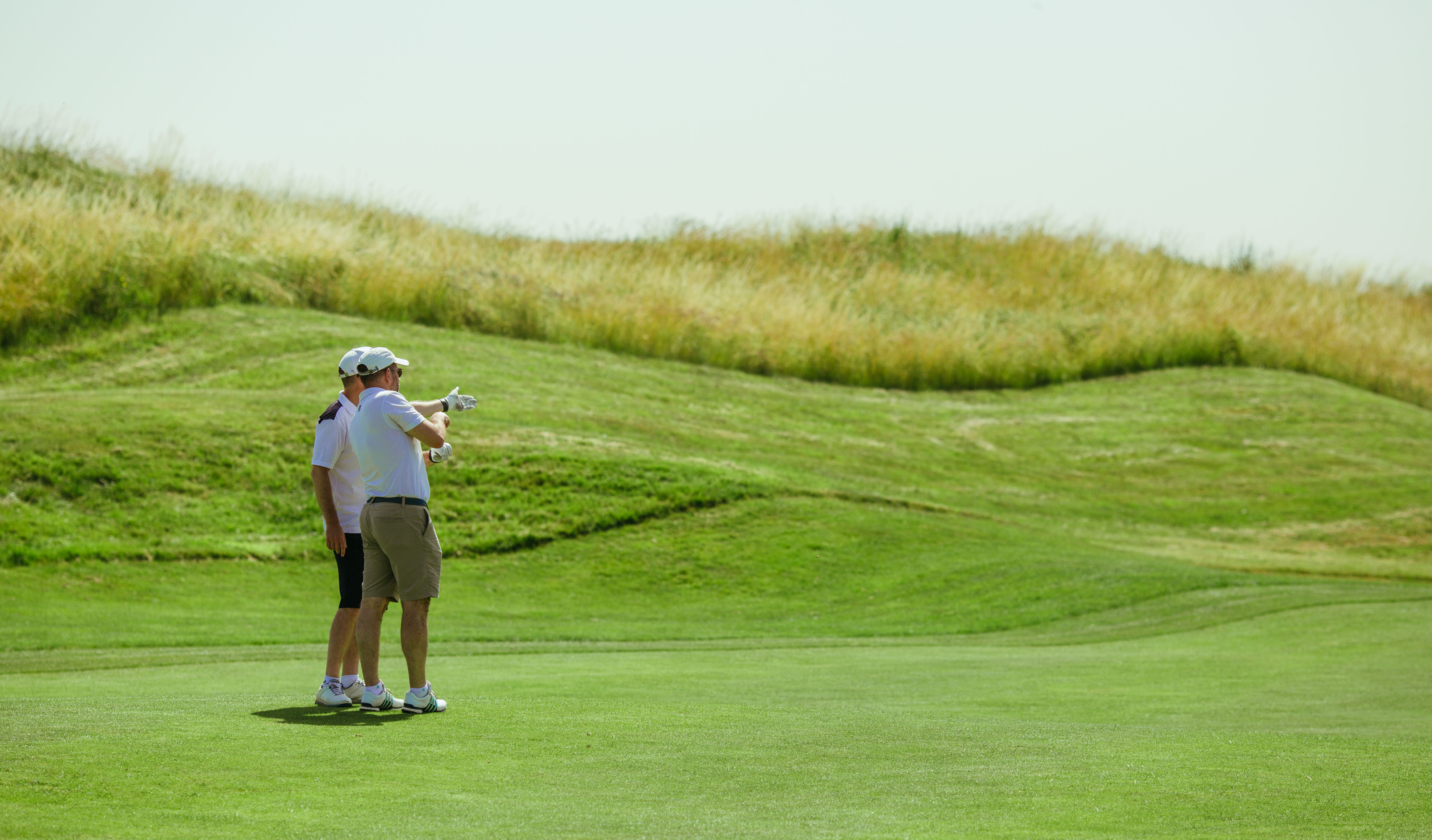 Golfeurs discutant leur prochain tir