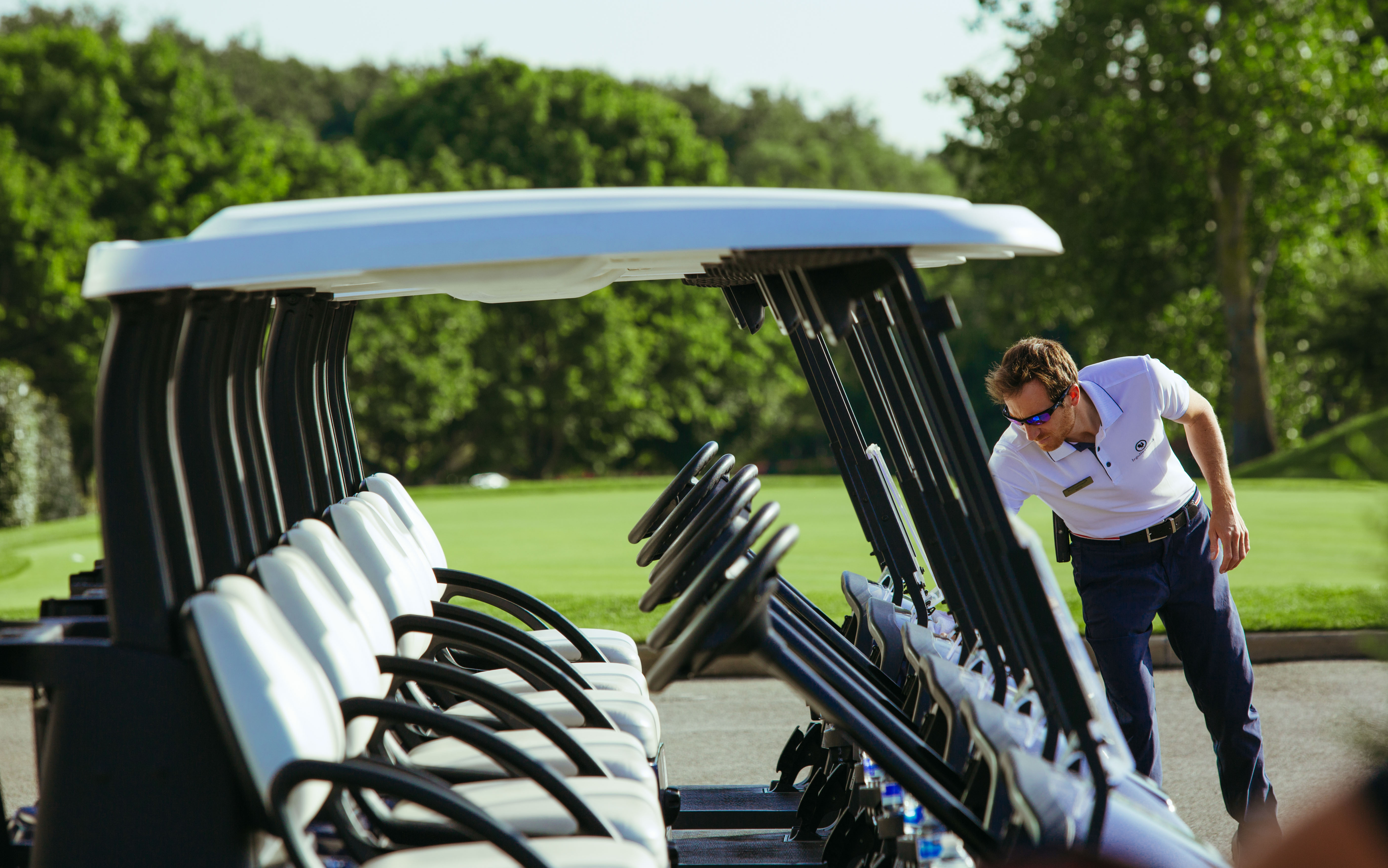 Vérification des caddies de golf avant le départ de la compétition