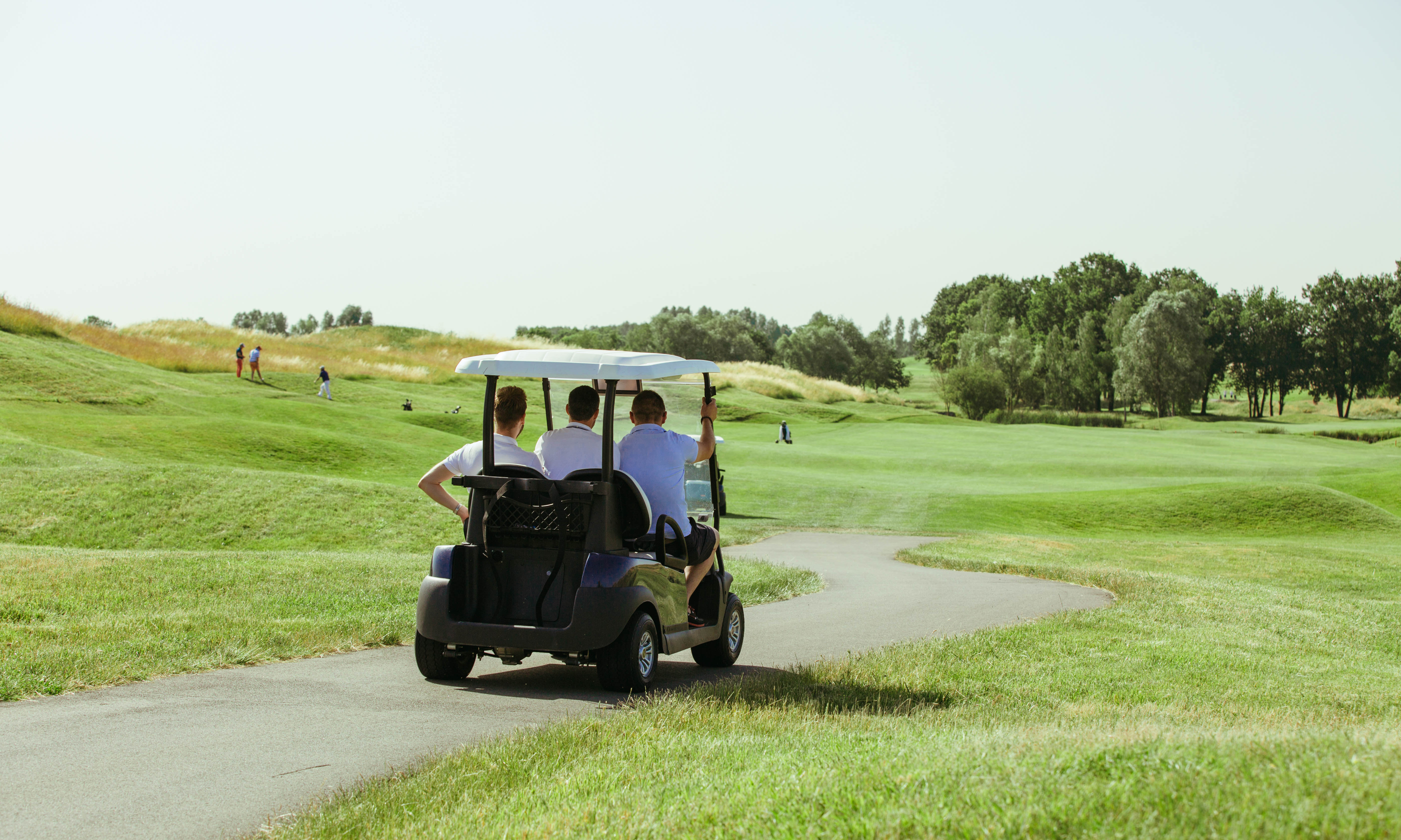 Les équipes S4M à bord d'un caddie de golf pour discuter avec les participants