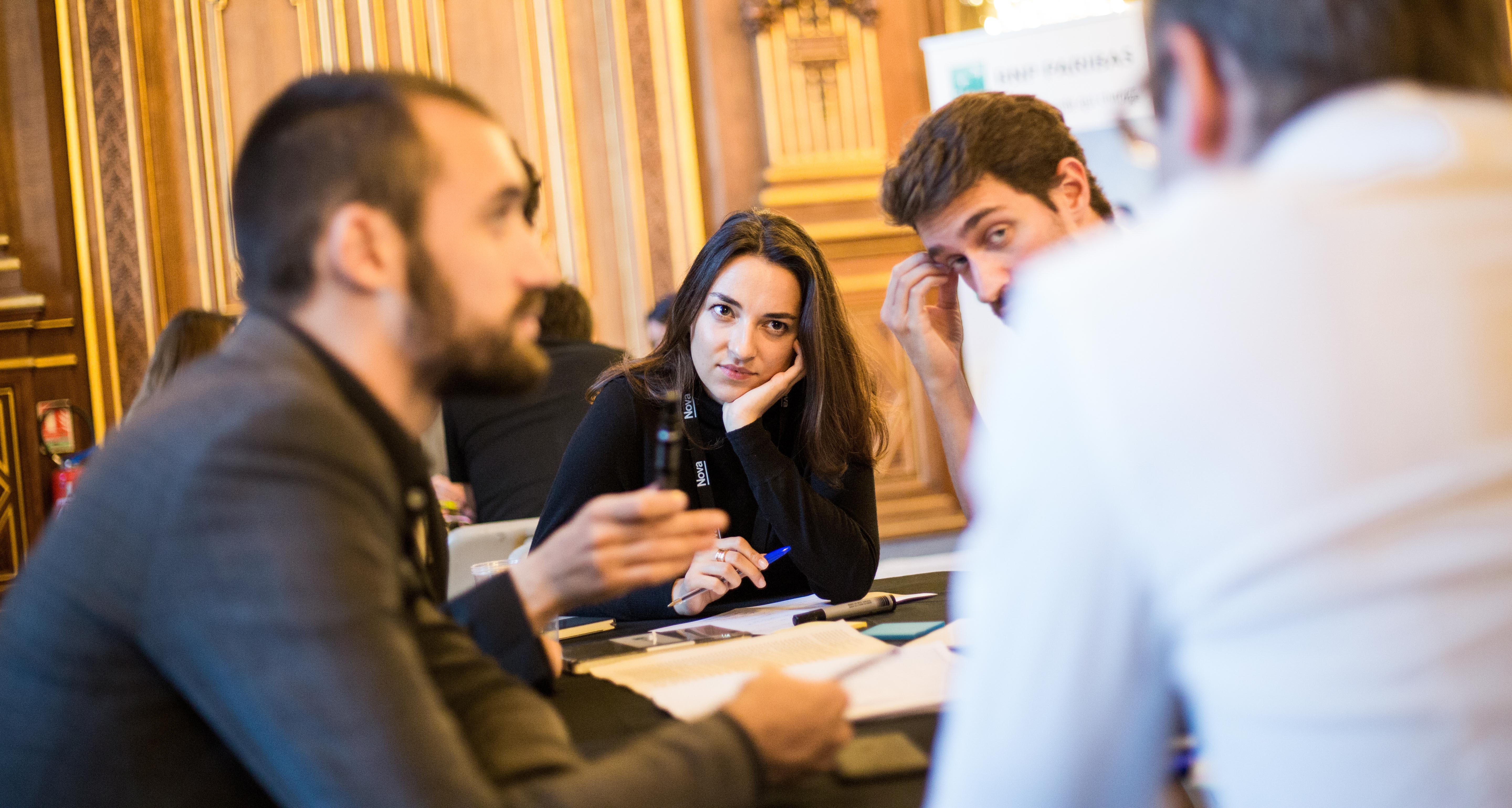 Discussions entre les membres d'une équipe lors d'un atelier du Nova Forum