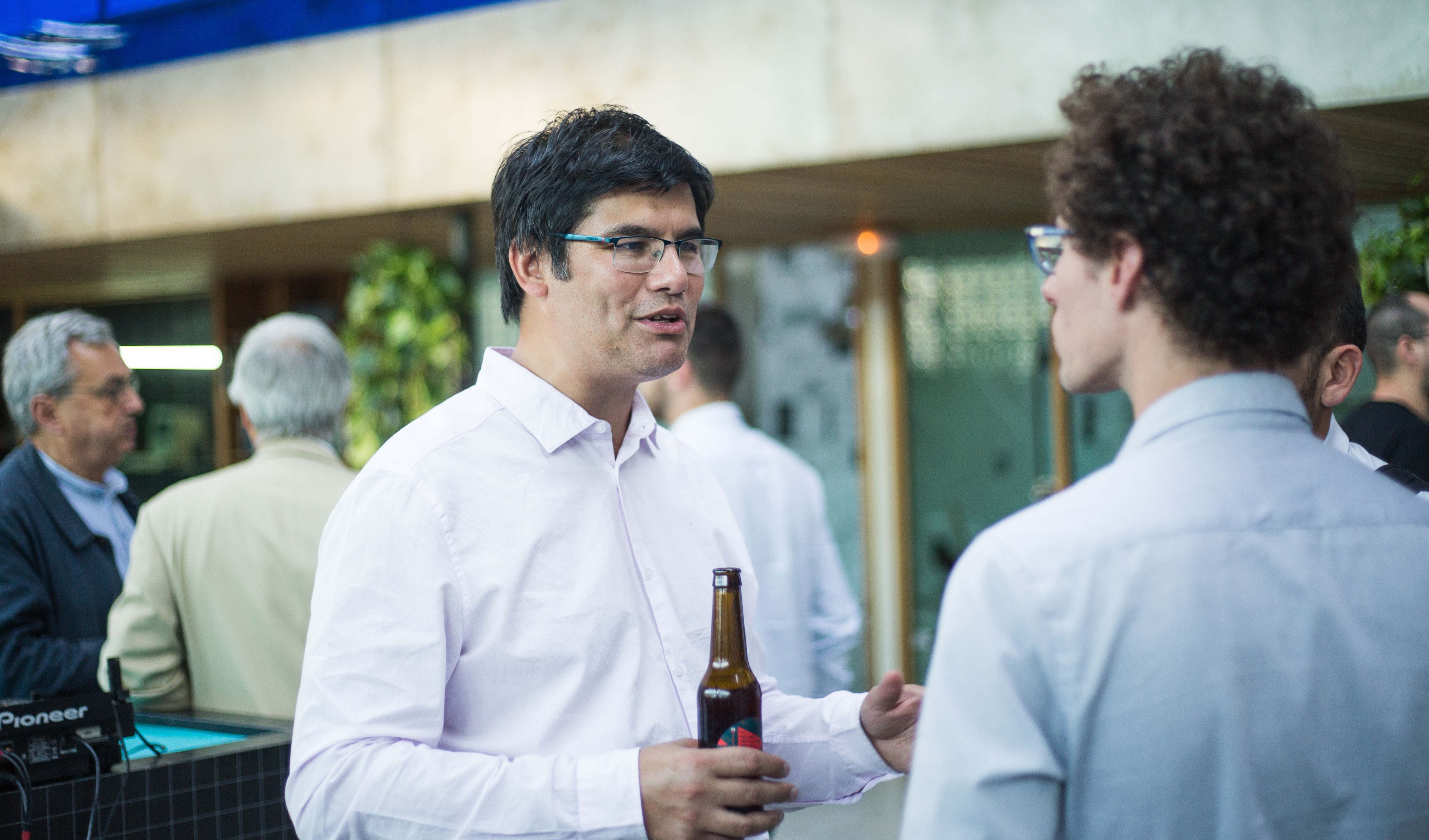 Discussions entre développeurs lors de l'inauguration de la hacker-house Seed-Up
