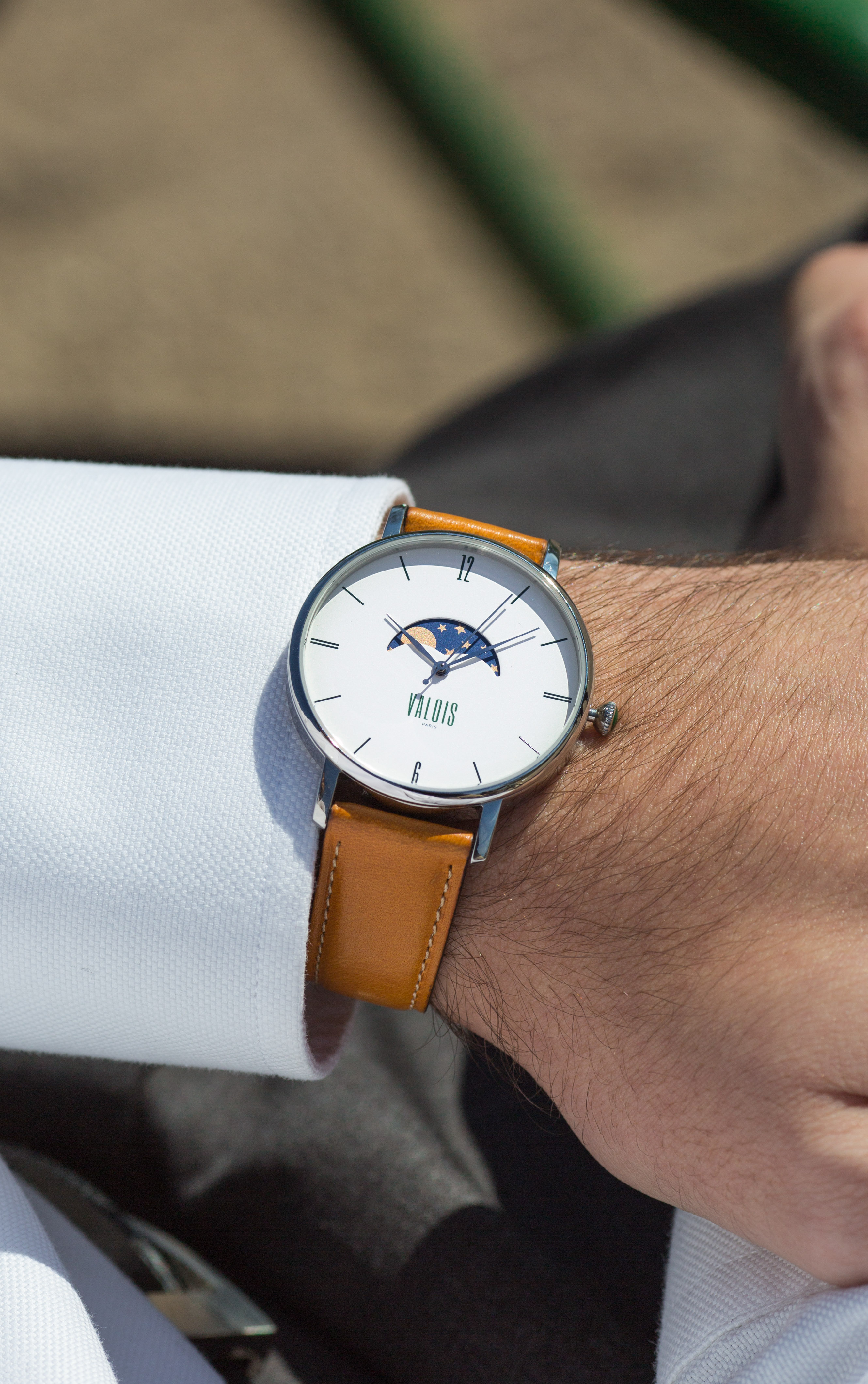 Montre valois bracelet en cuir gold portée par un homme en chemise