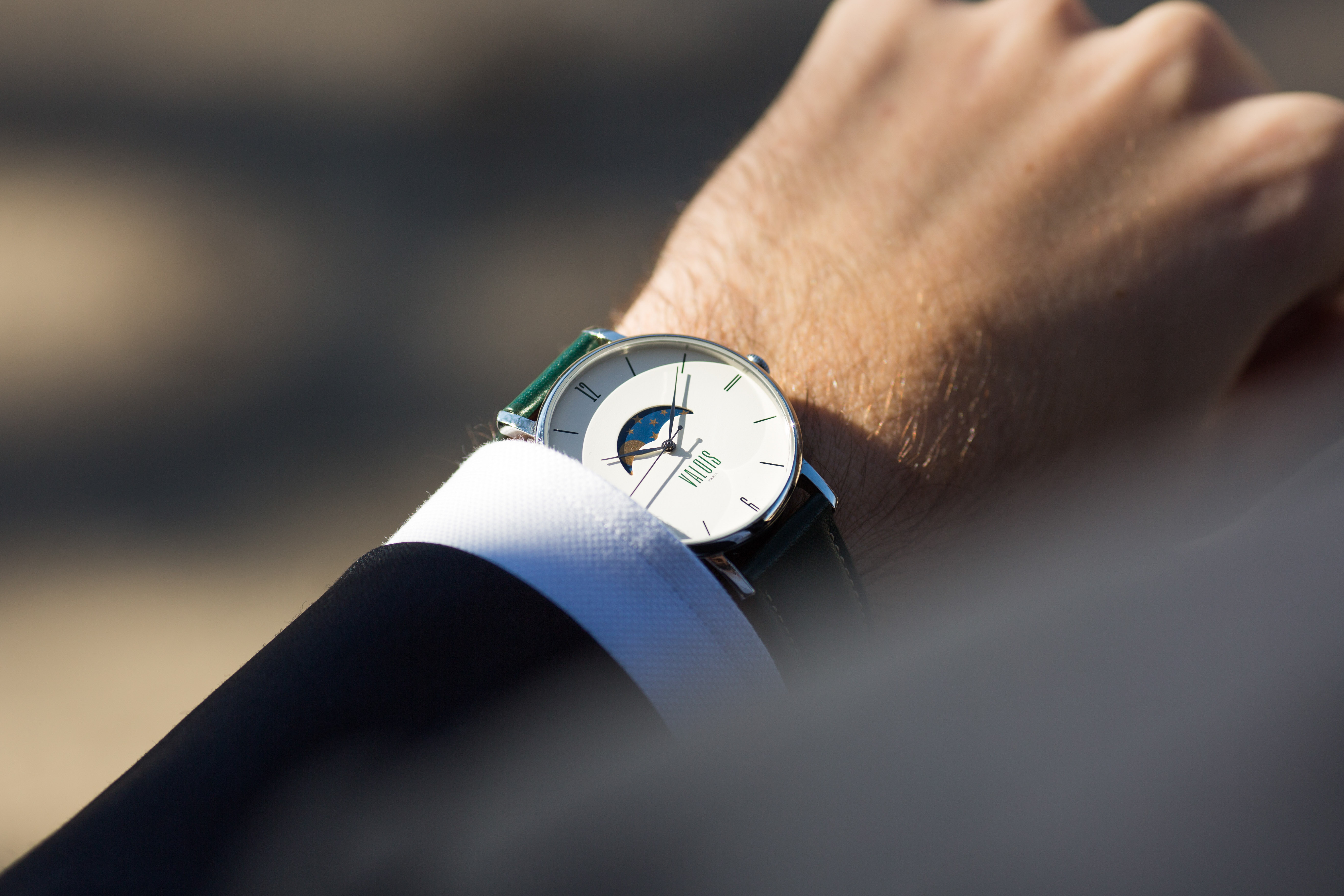 Montre Valois bracelet en cuir vert portée par un homme en costume