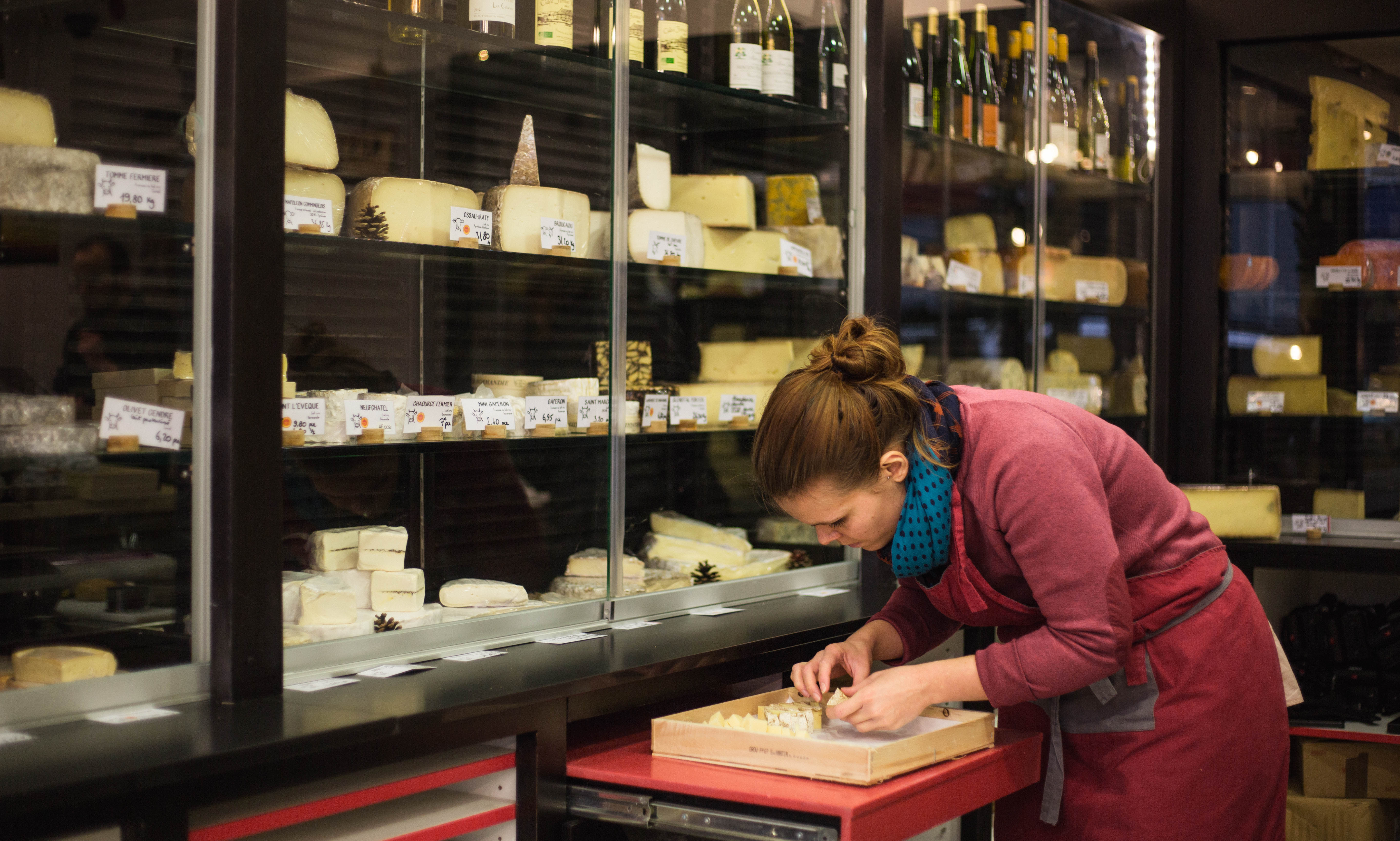 Préparation d'un plateau de fromages chez Paroles de Fromagers
