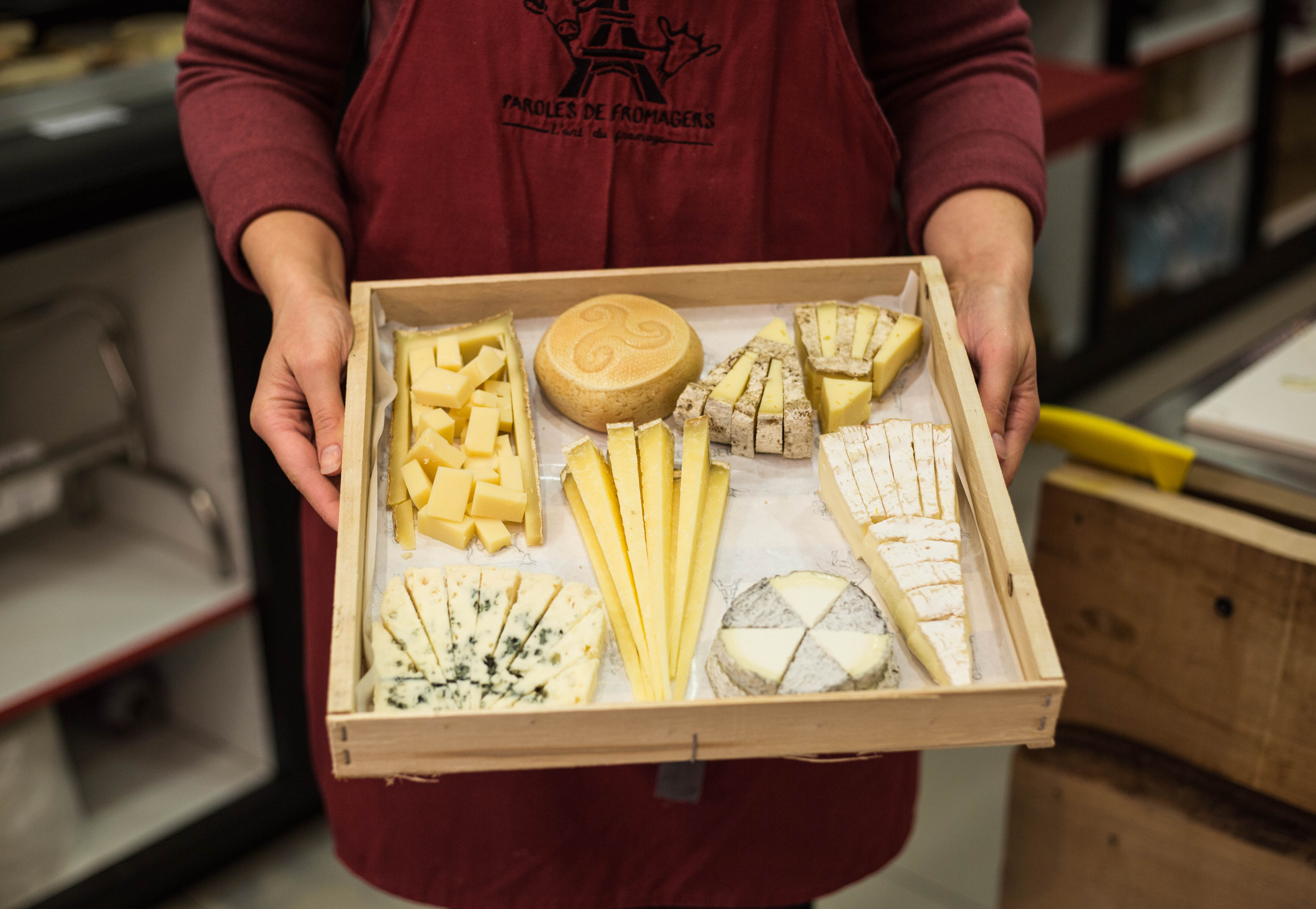 Présentation d'un plateau de fromage chez Paroles de Fromagers