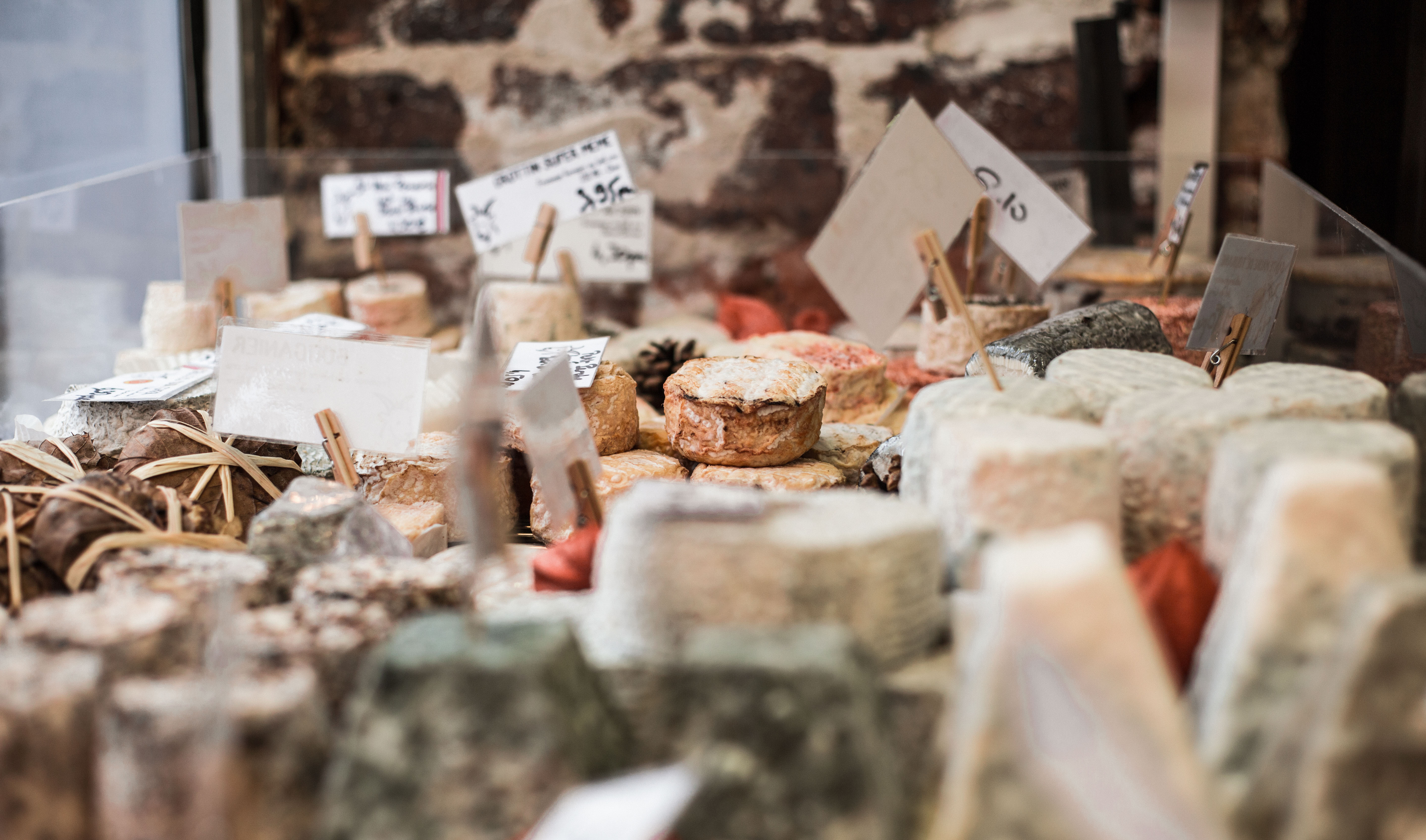 Étalage de fromages sur la devanture de Paroles de Fromagers