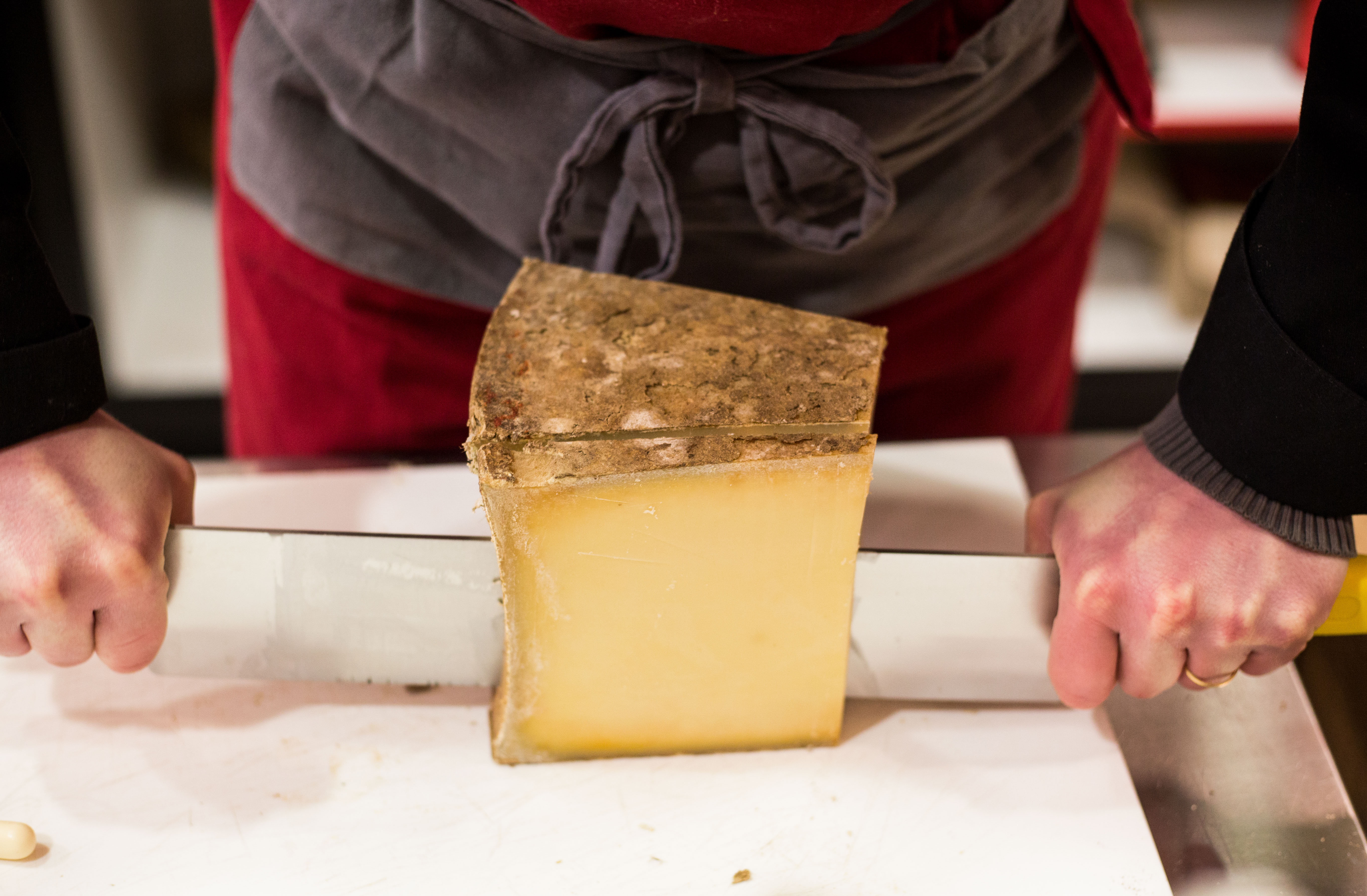Découpe d'un comté 24 mois d'affinage