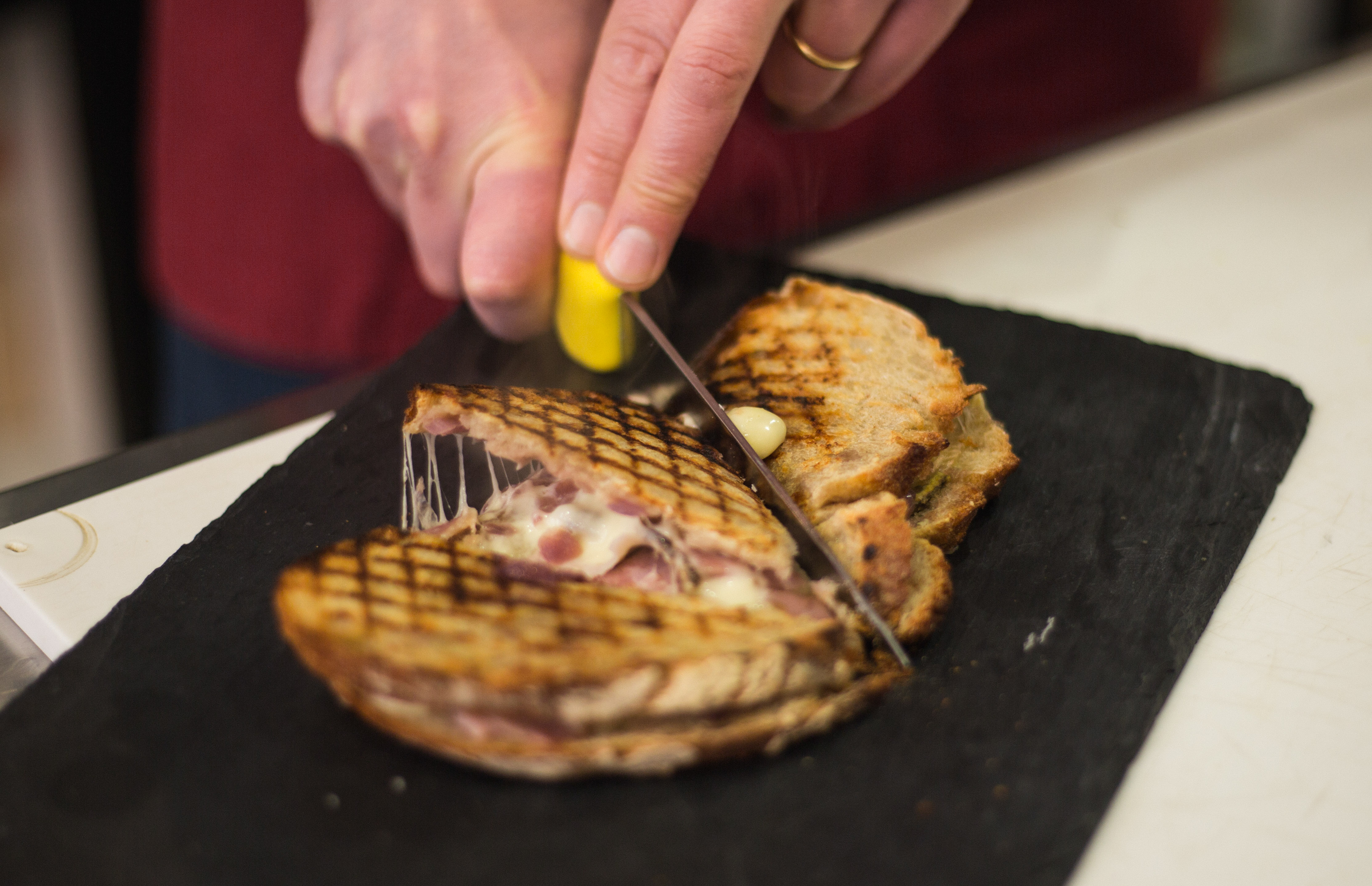 Sandich fondant aux oignons rouges, cantal et jambon de pays chez Paroles de Fromagers