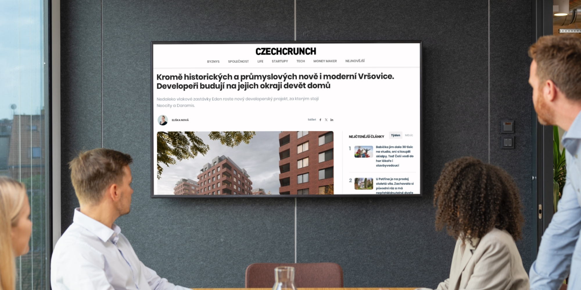 Topic PR týmová fotografie stážisty