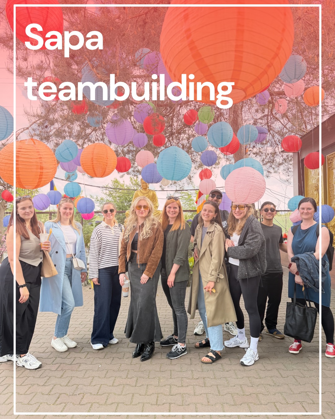 Před létem celý náš tým vyrazil utužovat vztahy na jednodenní teambuilding, a jelikož milujeme asijskou kuchyni, tak kam jinam než do Sapy. 🪭

Náš ostřílený průvodce nám ukázal i místa, která běžné oko návštěvníka nezahlédne, a nechybělo ani histori