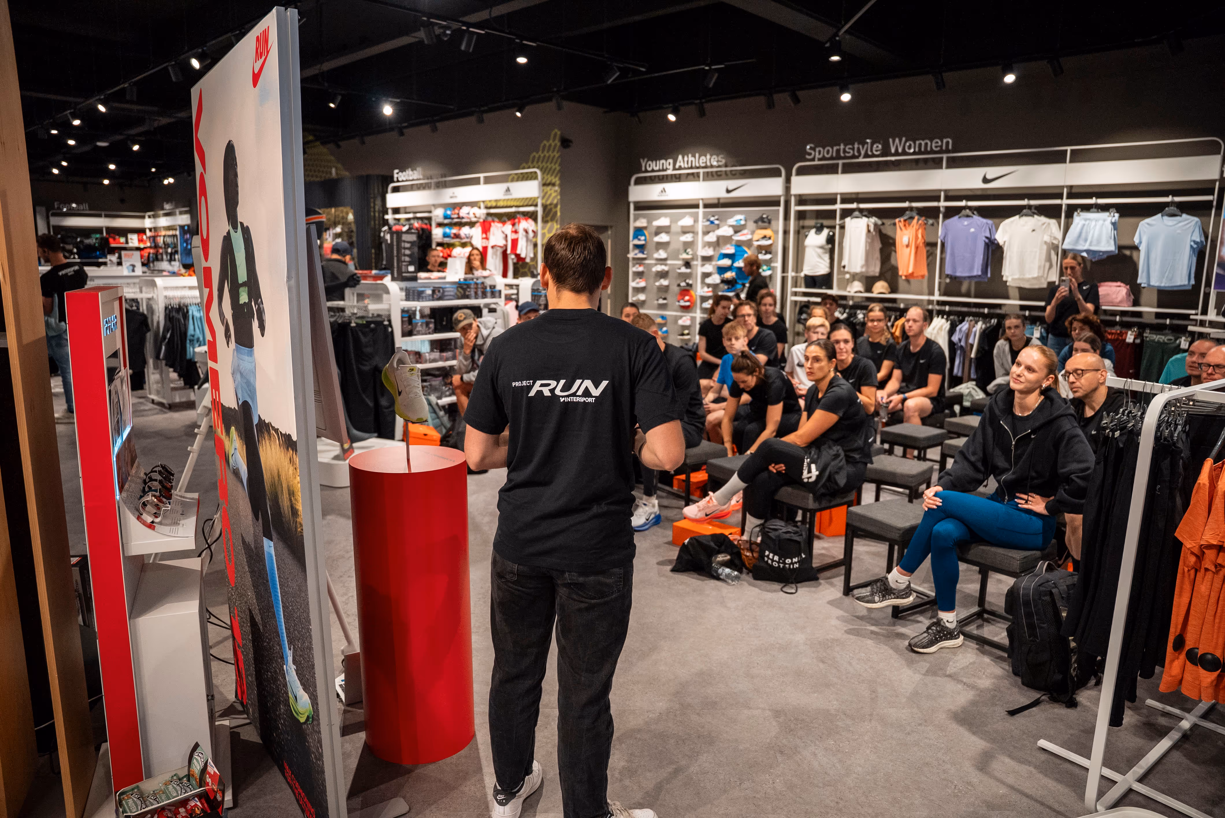 Een consultant met een adviserende rol aan het spreken voor een groep op een locatie van een sportbedrijf