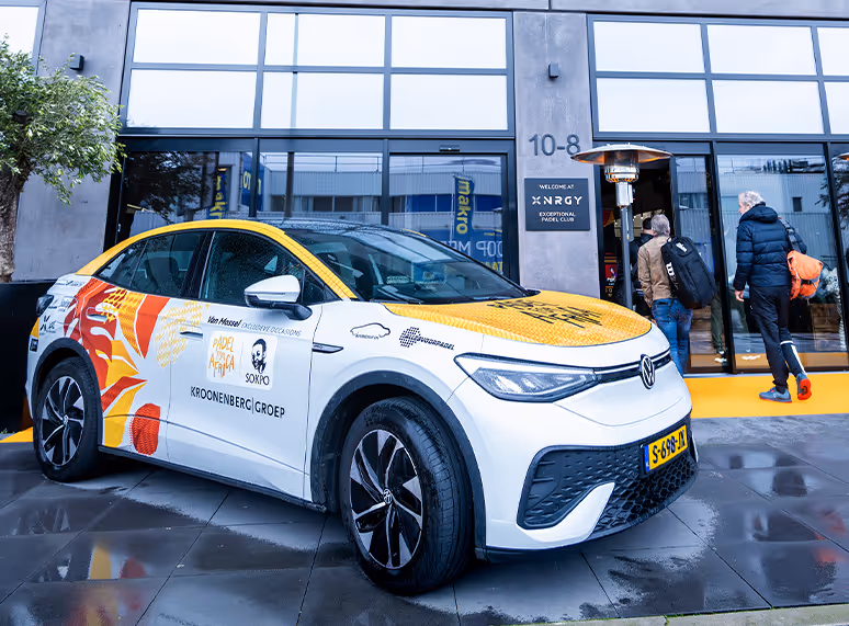 Een auto bedrukt met de logo's van sponsoren tijdens een sportevenement ontworpen door de afdeling Vormgeving & Design van FrontRow