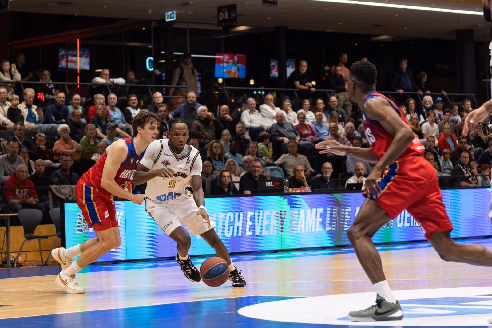 Basketbalwedstrijd van de Landstede Hammers in actie, met consultancy & advies van sportmarketingbureau FrontRow gericht op strategie, partnerships en merkontwikkeling binnen de topsport