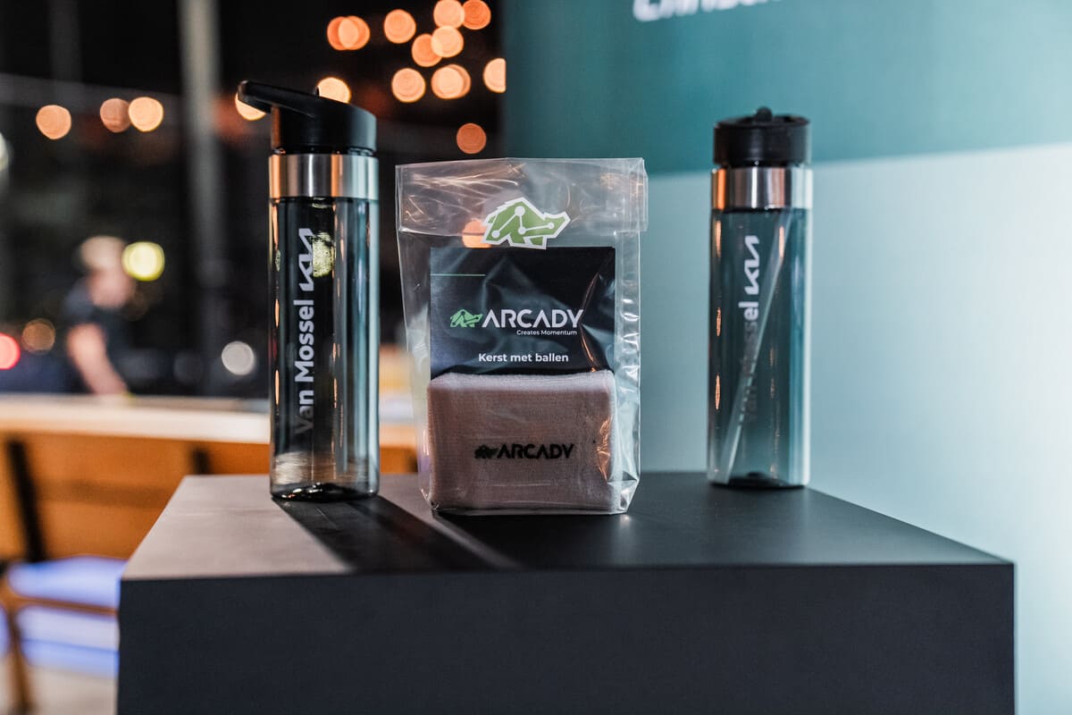 Promotiemateriaal van Arcady en Van Mossel tijdens het zakelijke sportevent Kerst met Ballen