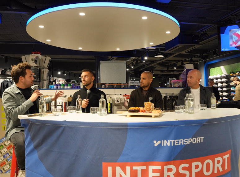 Voetbalbondgenoten leiden een inspirerende sessie tijdens de opening in een moderne voetbalomgeving.