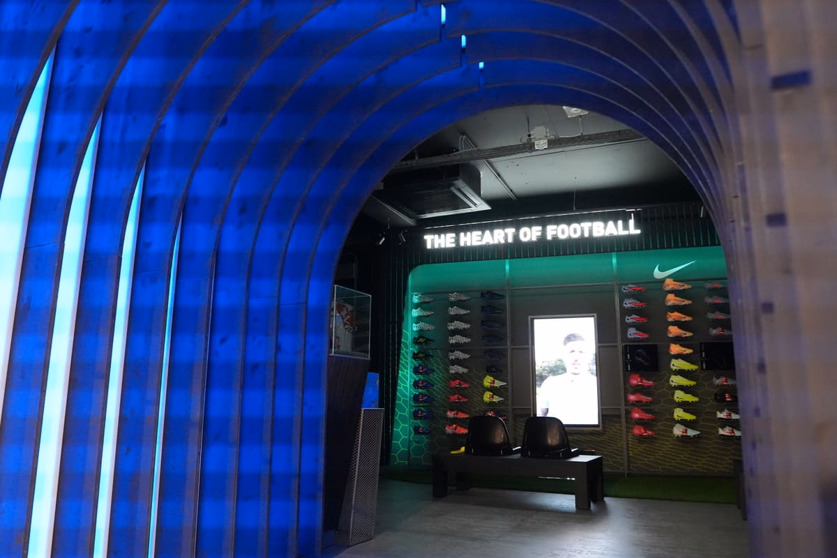Modern voetbalinterieur met verlichte blauwe tunnel in de Home of Football store.
