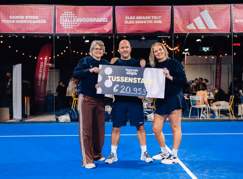 De cheque voor Pink Ribbon wordt met trots gepresenteerd op de padelbaan.