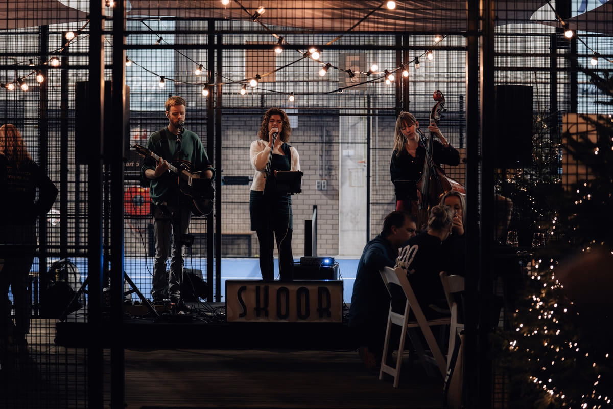 Live muziek tijdens Kerst met Ballen bij Smash & Serve op de padelbaan.