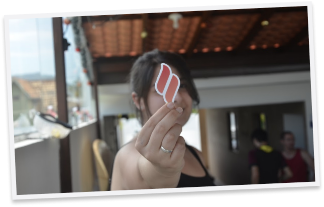 Talher segurando adesivo da Taller