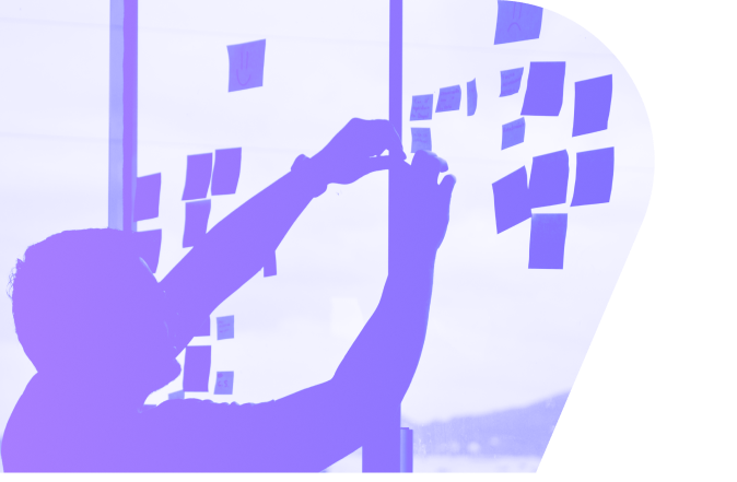 Imagem com homem colando adesivos no vidro