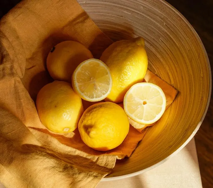 A bowl of lemons.