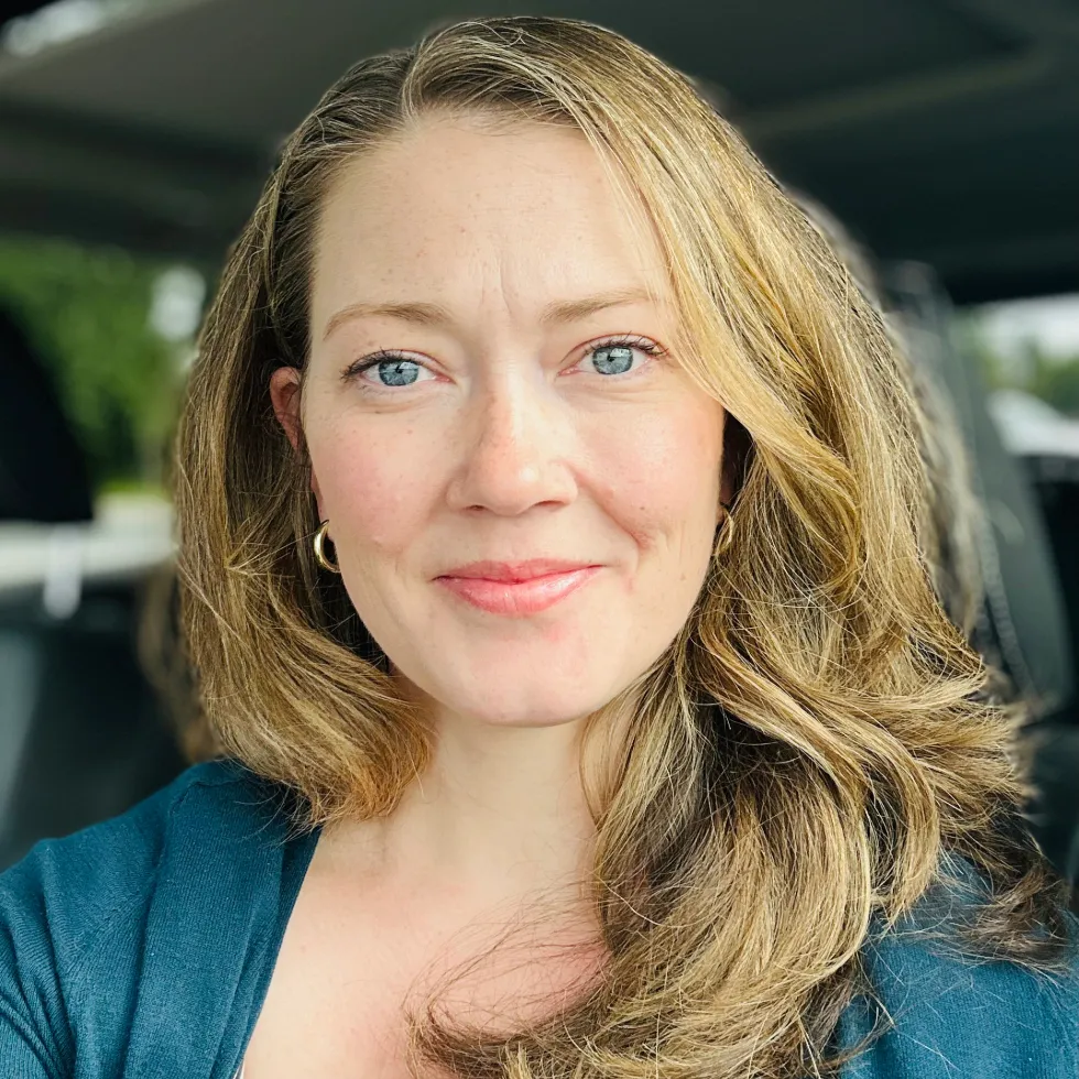 Molly Harding headshot.