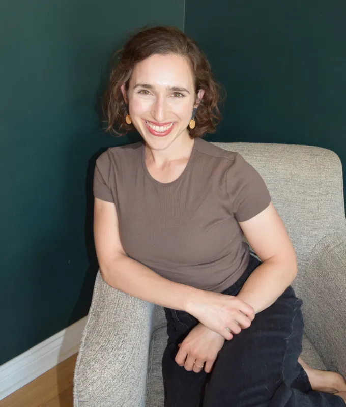 Sari Abelson headshot.