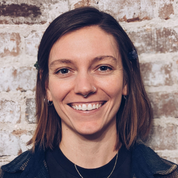 Simona Byler copywriter headshot