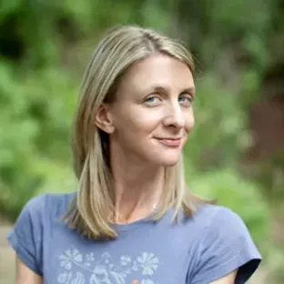 Stephanie Booth headshot.