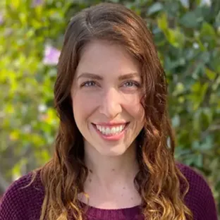 Caitlin Abusamra headshot.