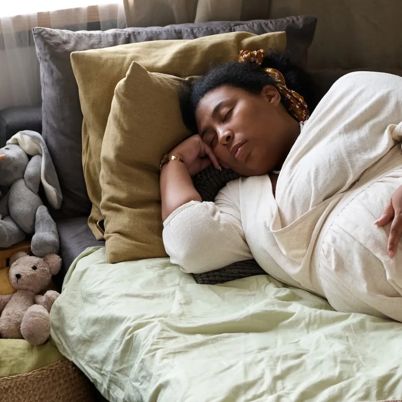 A woman sleeping with rib pain during pregnancy.