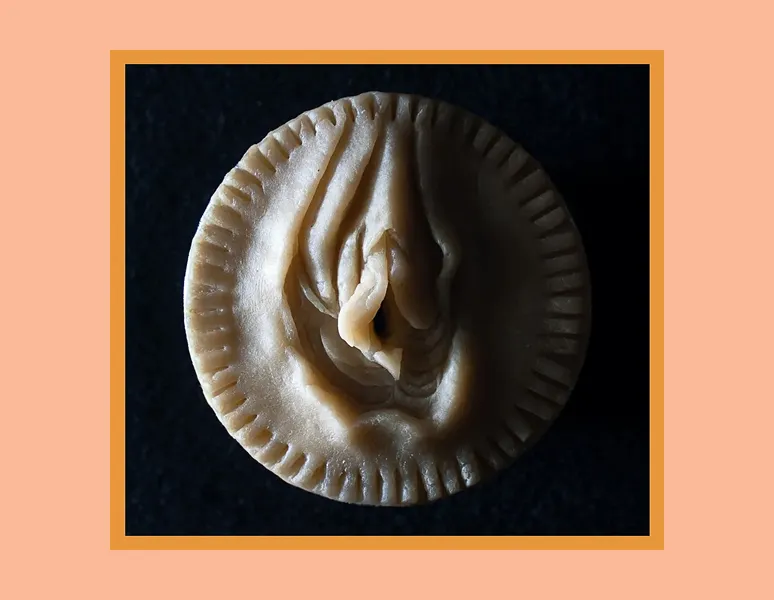 A vulva pie by Mikel Iberra.