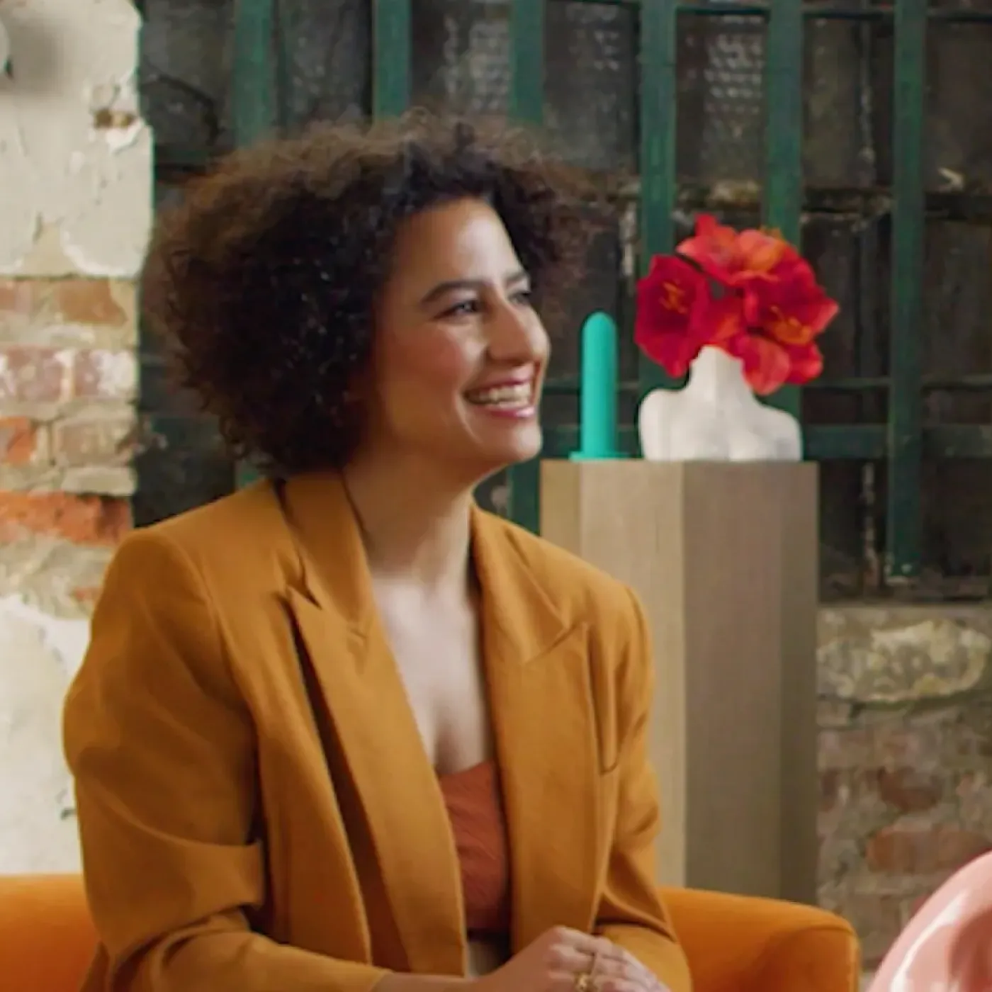 Actress, comedian, writer, producer, and Origin Advisor Ilana Glazer on set with Origin physical therapy.