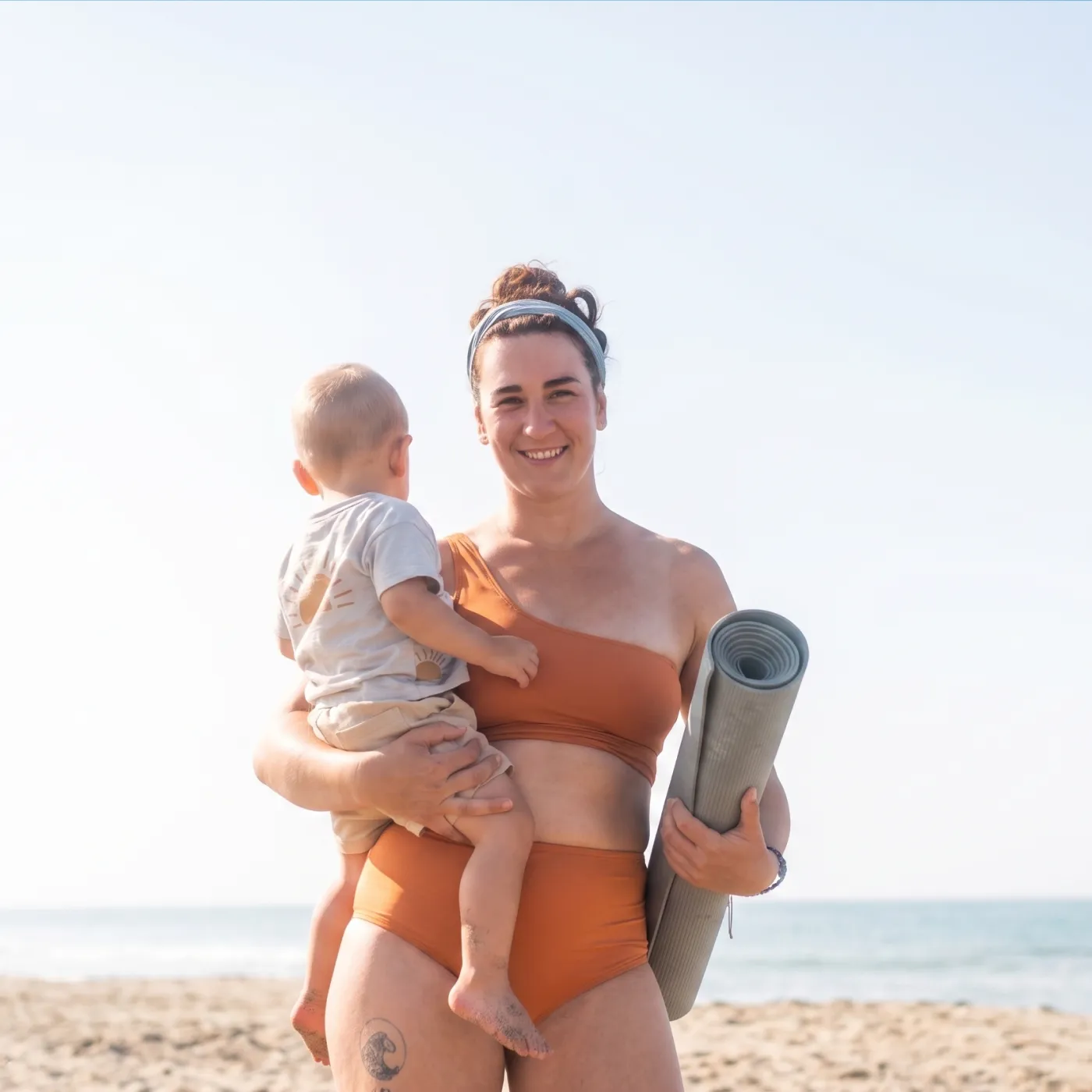 Woman and her baby traveling in the summer representing travel and pelvic health.