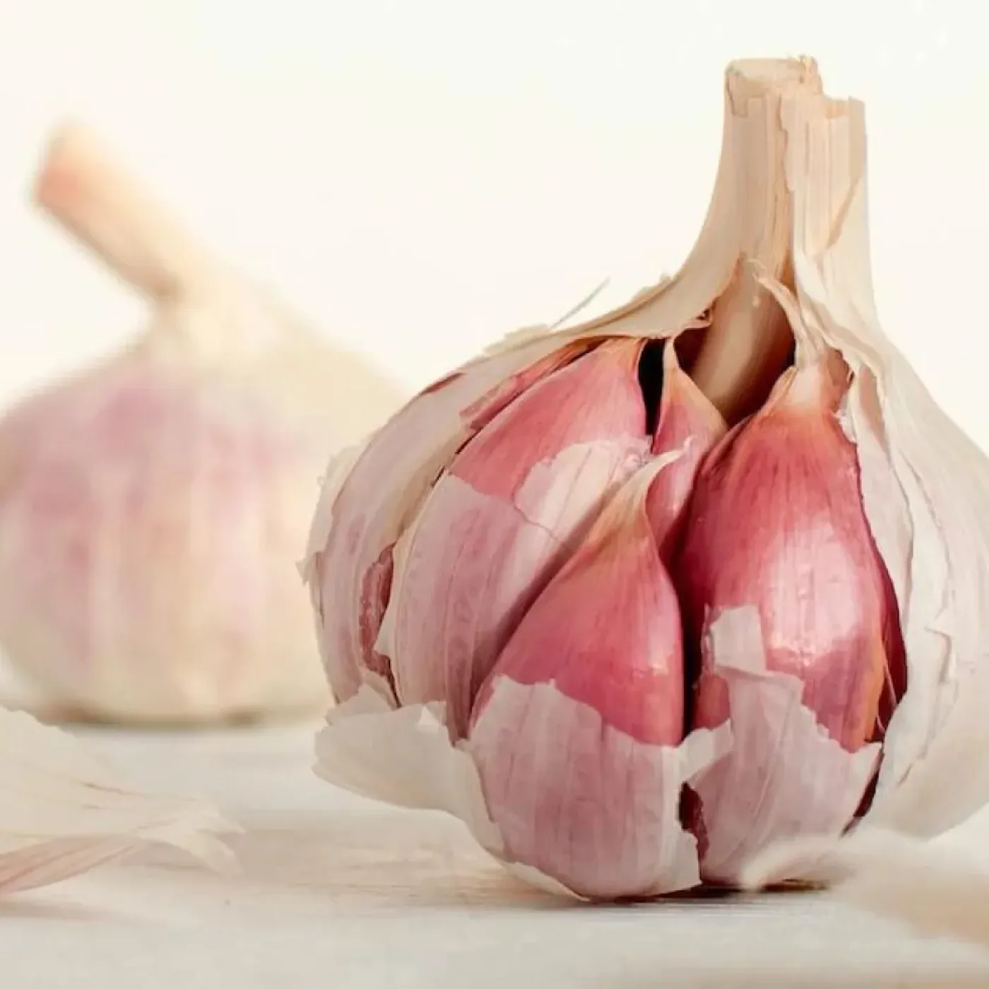 A close up photo of garlic, one of the foods that can make bowel incontinence worse.