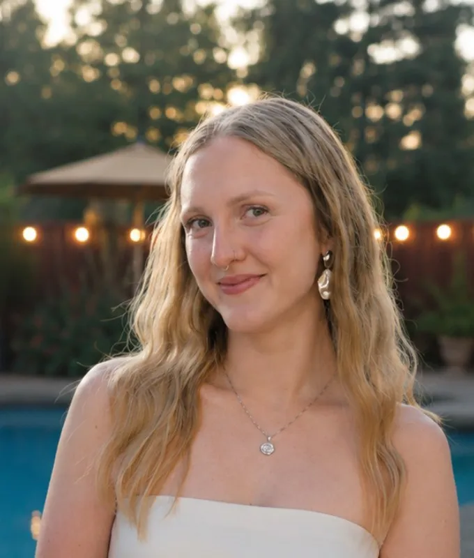 Hannah Thacker headshot.