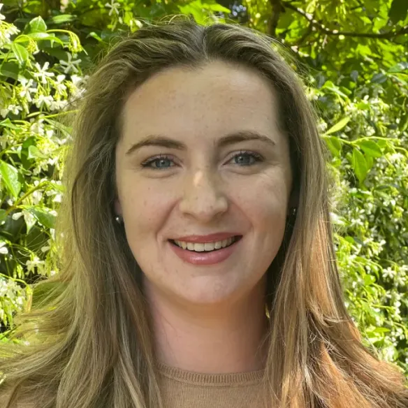 Cara Grant headshot.
