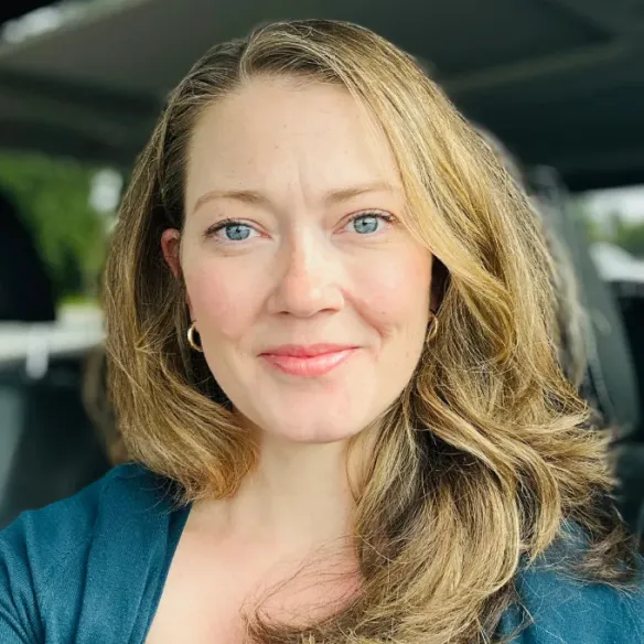 Molly Harding headshot.