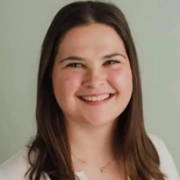 Anna Powell headshot.