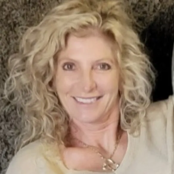 Genne' DeHenau McDonald headshot.