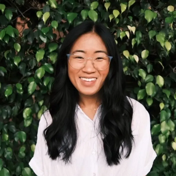 Debbie Dy headshot.