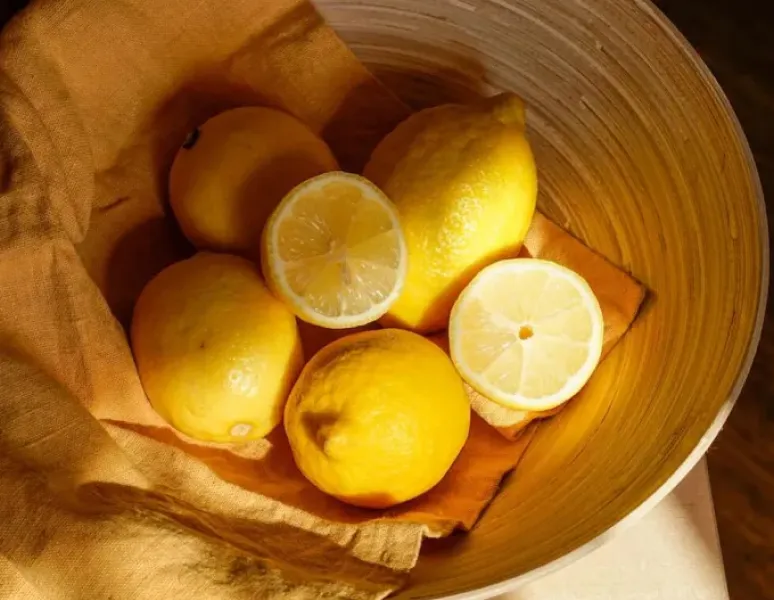 A bowl of lemons.