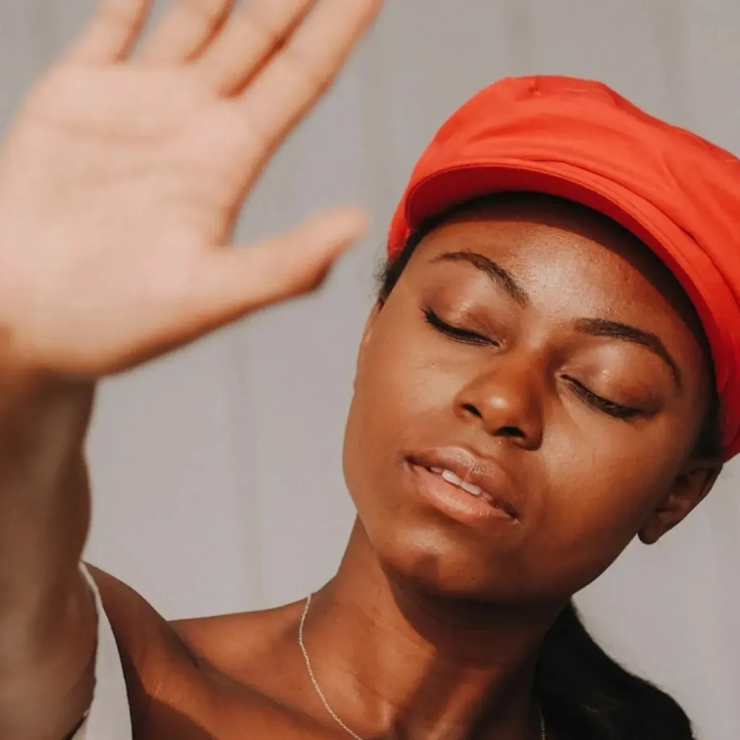 A black woman holding up her hand for a story about medical gaslighting and female pain.
