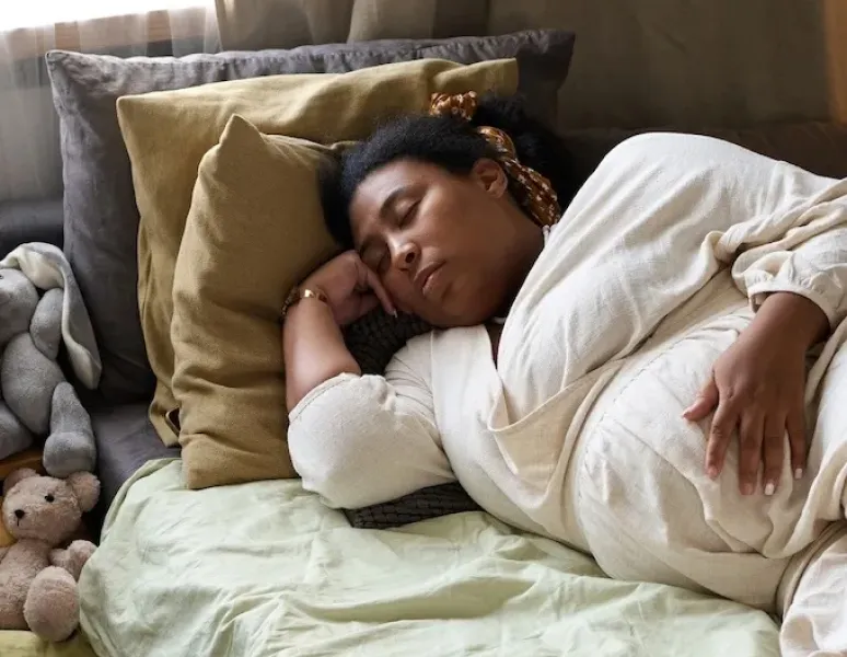 A woman sleeping with rib pain during pregnancy.